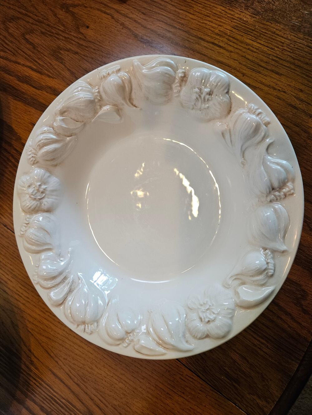 Pottery Barn 10" Cream Pasta Bowls Embossed Garlic Bulb Rims-Italy set of 4  VTG